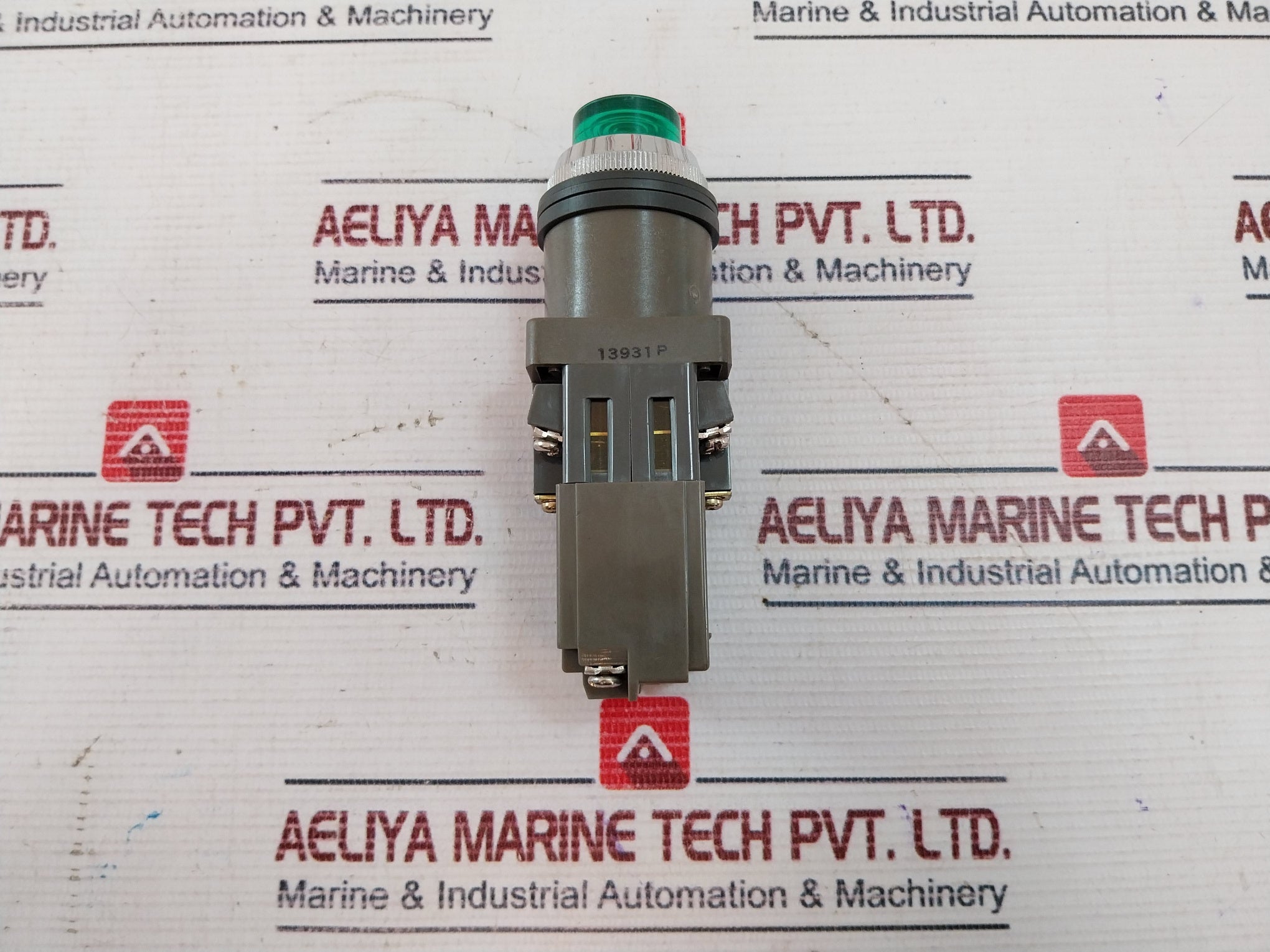 Idec 13931P Green Pushbutton Switch 100/110V