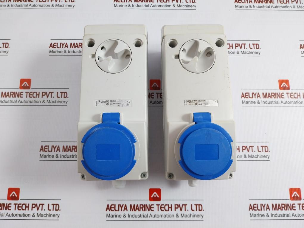 83092 Unika Interlocked Socket 32A Schneider Electric