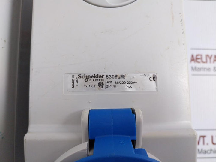 83092 Unika Interlocked Socket 32A Schneider Electric