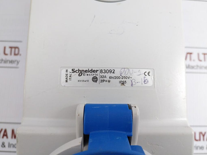83092 Unika Interlocked Socket 32A Schneider Electric