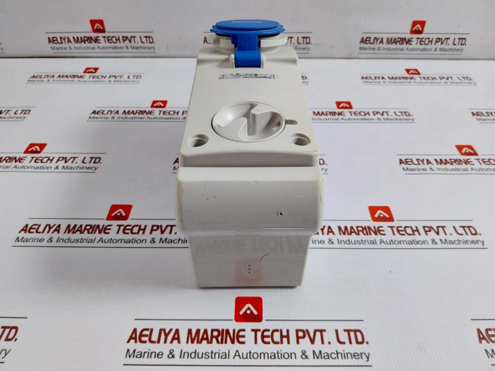 83092 Unika Interlocked Socket 32A Schneider Electric