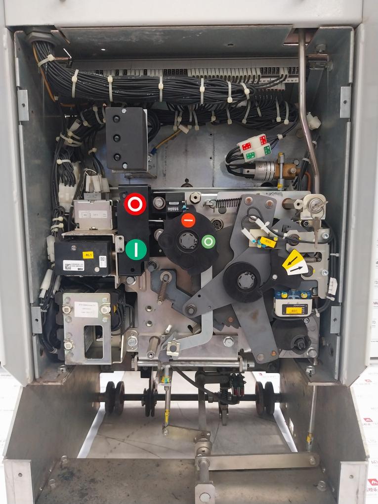 Abb Hd4/Sg 12.12.32 Sf6 Circuit Breaker 1250 A 12 Kv 50/60 Hz