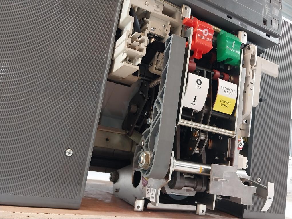 Abb Sace E4S 40 4000A Air Circuit Breaker Ld165018/802 50-60Hz Cb36102442 400Vac