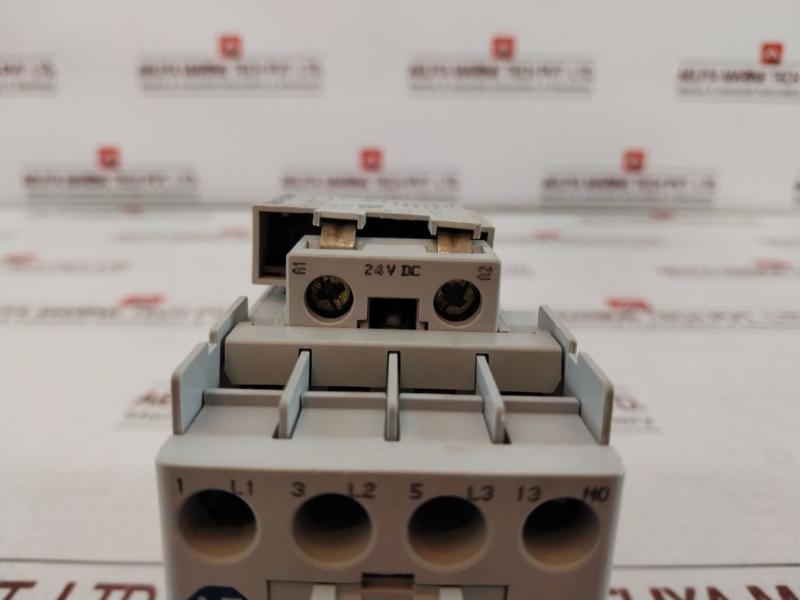 Allen-bradley 100-c23Z*10 Ser: C Contactor 600Vac 30A 24V Dc