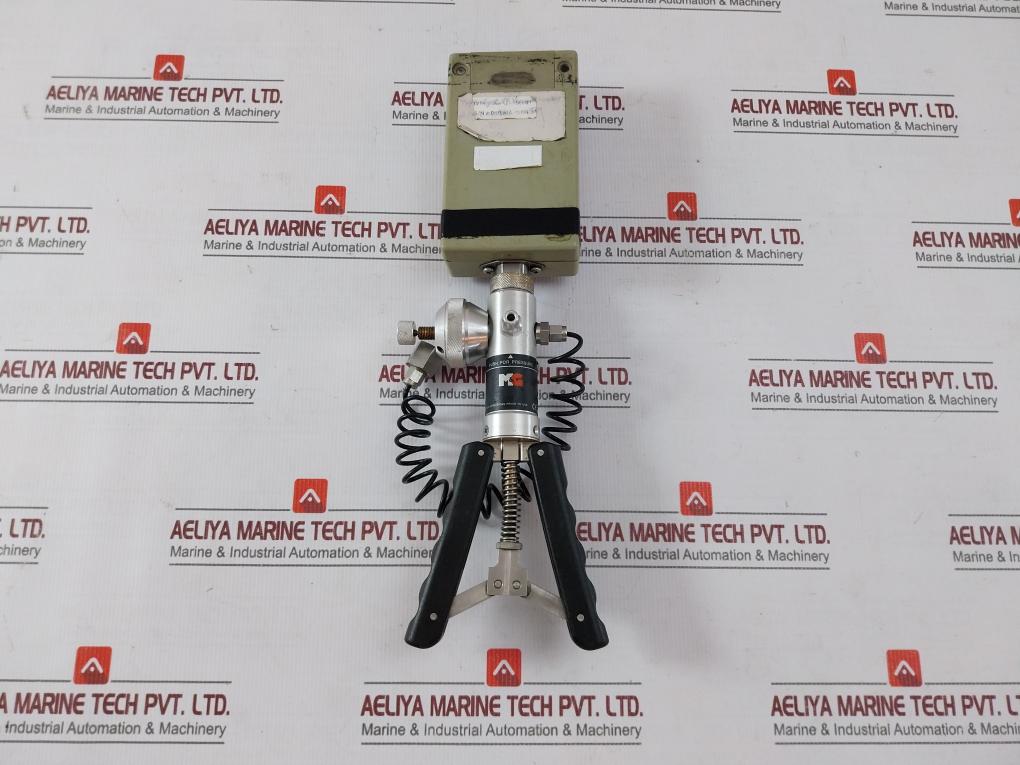 Ametek Marine Pressure Calibrator 15 Bar/200 Psi