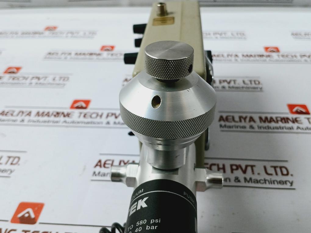 Ametek T-975 Pneumatic Pressure Pump W/ Lpc 10 A Iv Digital Gauge Set