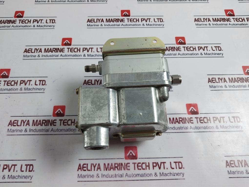 Barksdale DPD1T-H18 Diaphragm Differential Switch 60 PSI 4.14 Bar