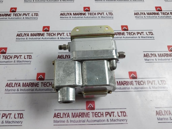 Barksdale DPD1T-H18 Diaphragm Differential Switch 60 PSI 4.14 Bar
