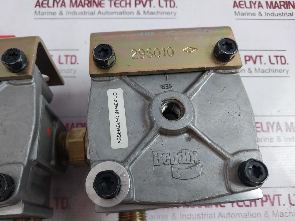 Bendix T-294866-d Pneumatic Shuttle Valve P54350-4, 296010