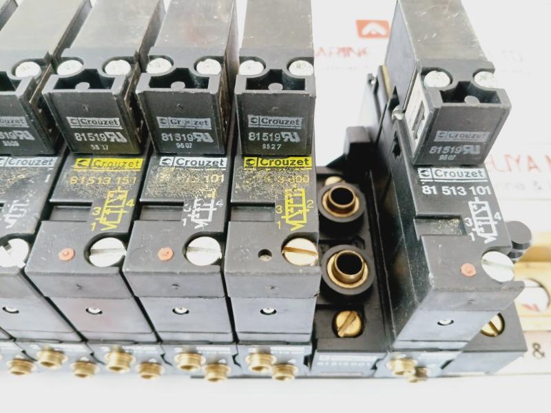 Crouzet 81519 Pneumatic Solenoid Valve W/ 81 513 101/600/151/201/001/060