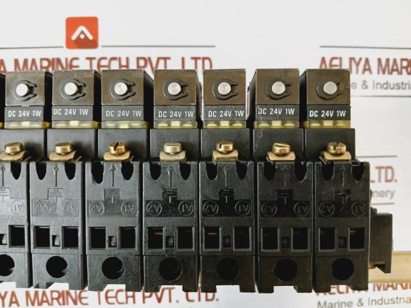 Crouzet 81519 Pneumatic Solenoid Valve W/ 81 513 101/600/151/201/001/060