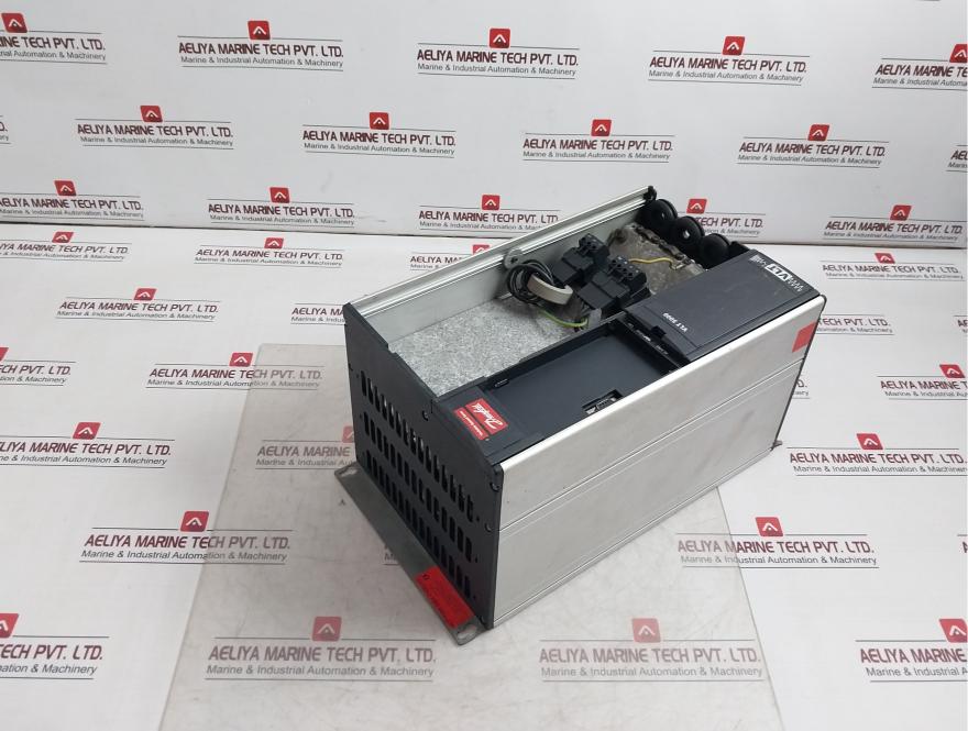 Danfoss 5004 175Z0107 Variable Speed Drive 3X200-240V 50/60Hz 9.5A Tp100