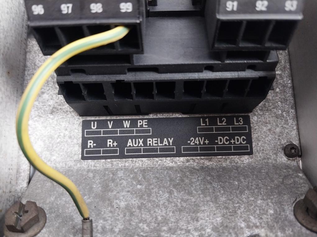 Danfoss 5004 175Z0107 Variable Speed Drive 3X200-240V 50/60Hz 9.5A Tp100