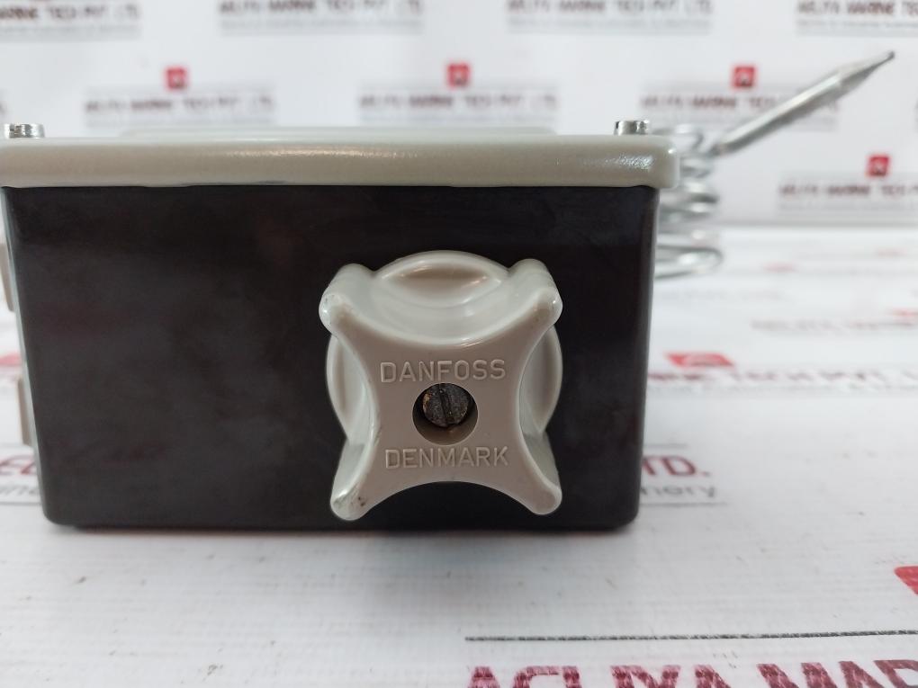 Danfoss Rt7 Temperature Switch 017A1558 Din 46255 17-5053