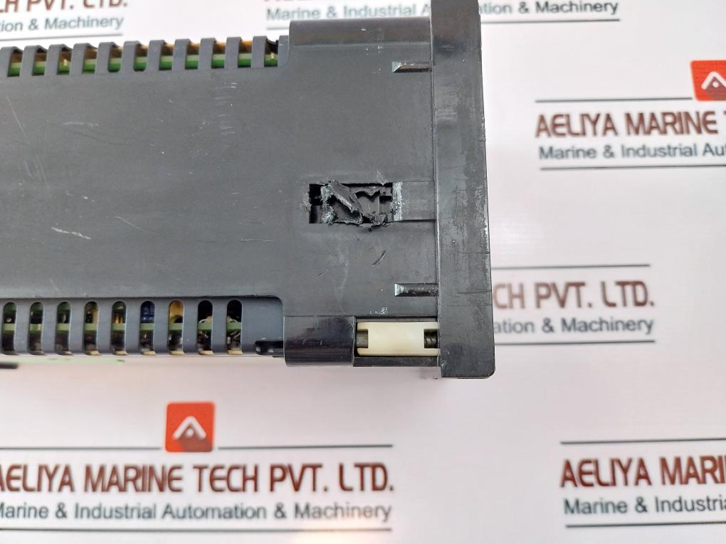 Eurotherm 818S Digital Temperature Controller 100-240Vac +10%-15% 48-62Hz 8.5W