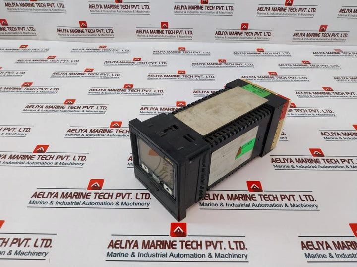 Eurotherm 818S Digital Temperature Controller 100-240Vac +10%-15% 48-62Hz 8.5W