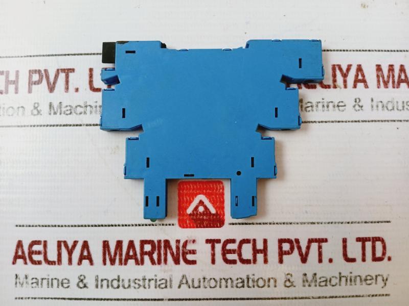 Finder 93.01.7.024 Relay Socket Max 6A