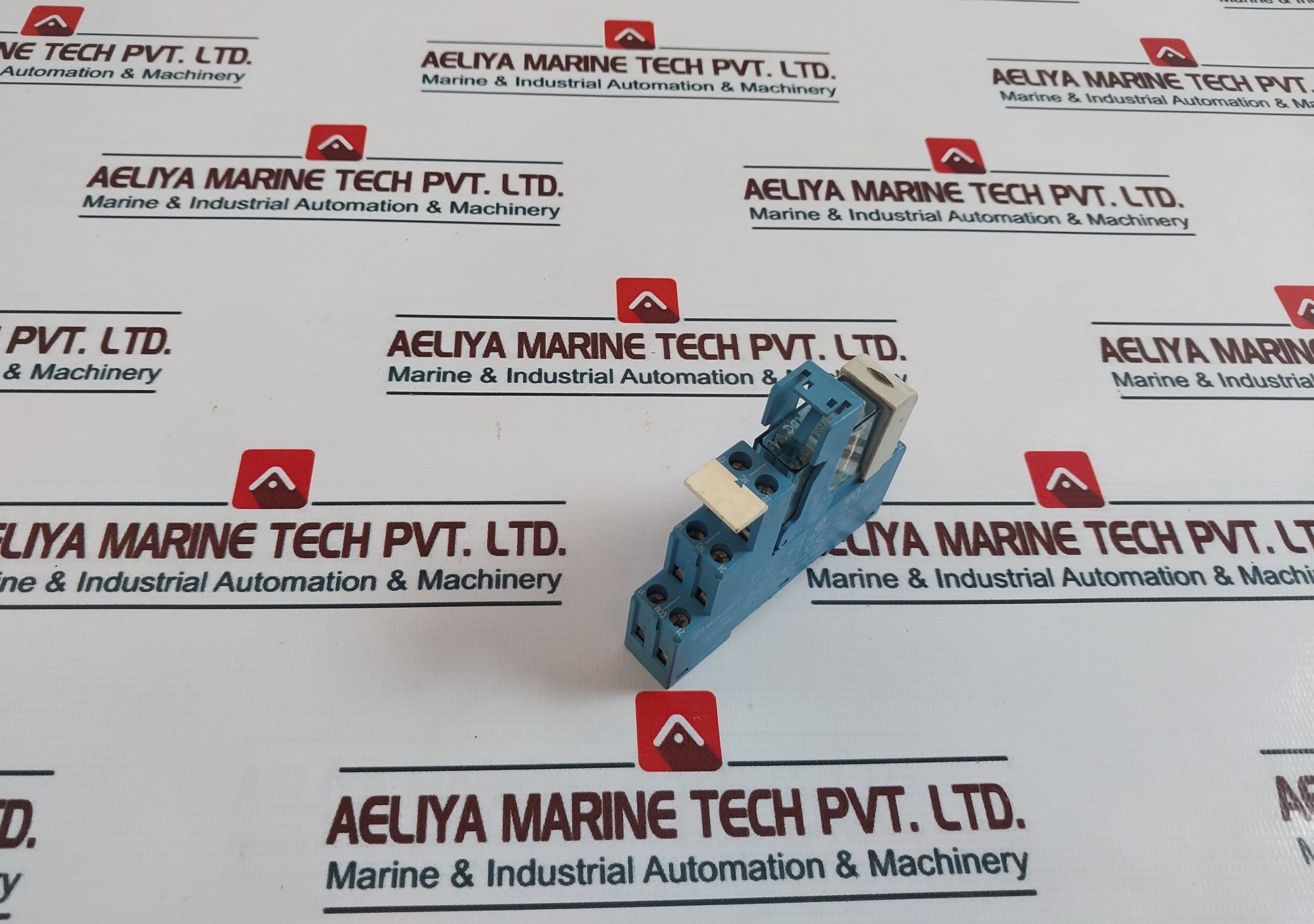 Finder 40.52S Plug In Relay With Socket Coil 95.05 10A 250-300V 99.02.9.024.99