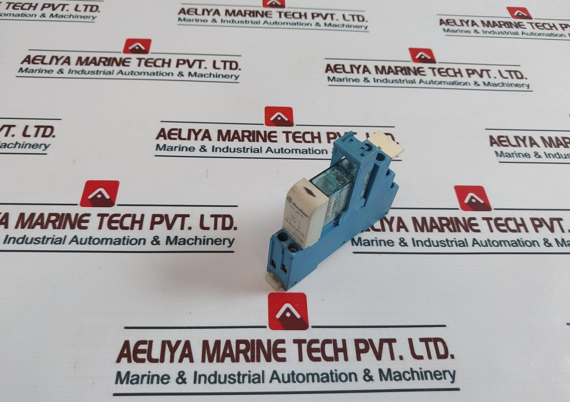 Finder 40.52S Plug In Relay With Socket Coil 95.05 10A 250-300V 99.02.9.024.99