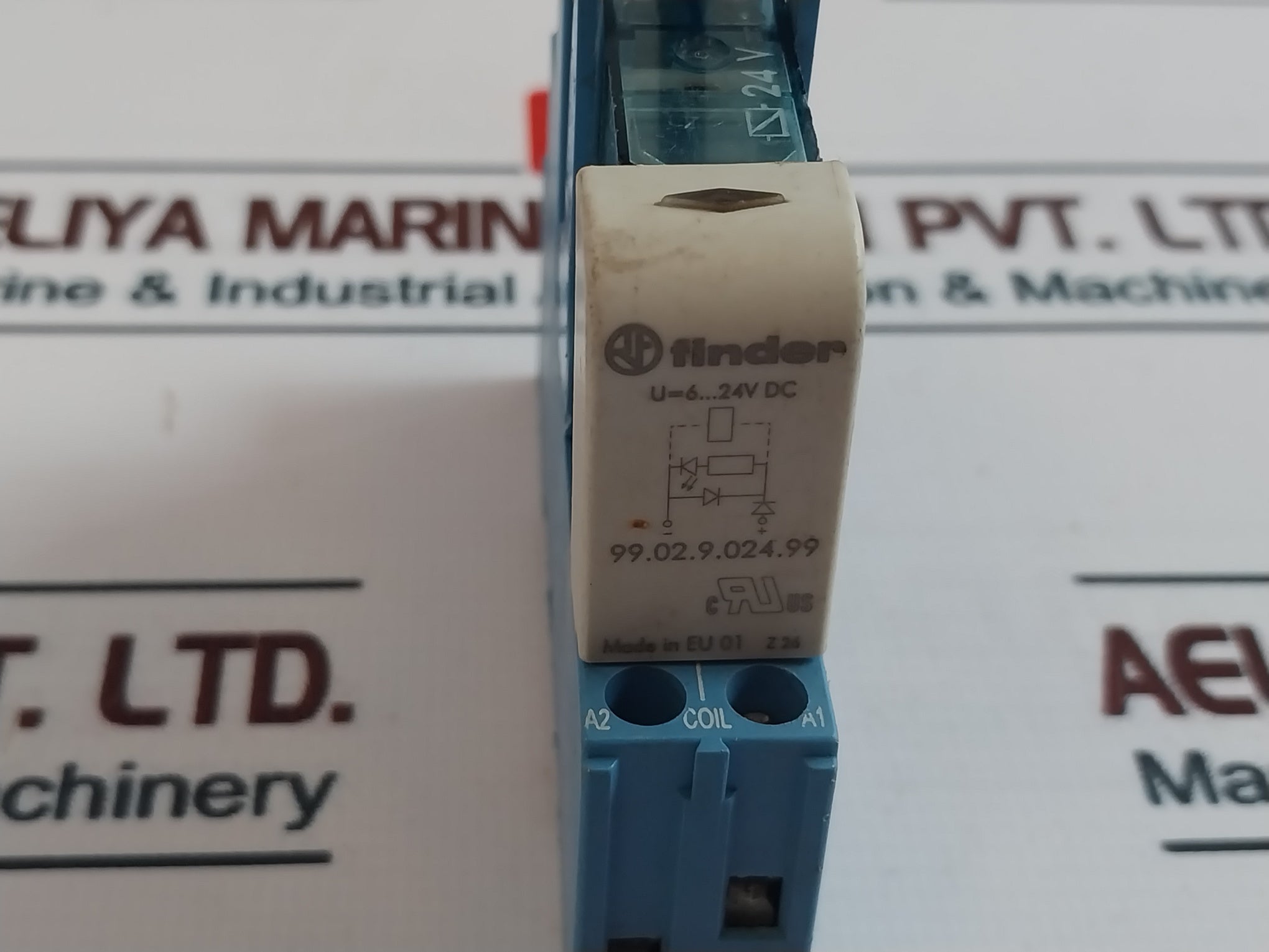 Finder 40.52S Plug In Relay With Socket Coil 95.05 10A 250-300V 99.02.9.024.99