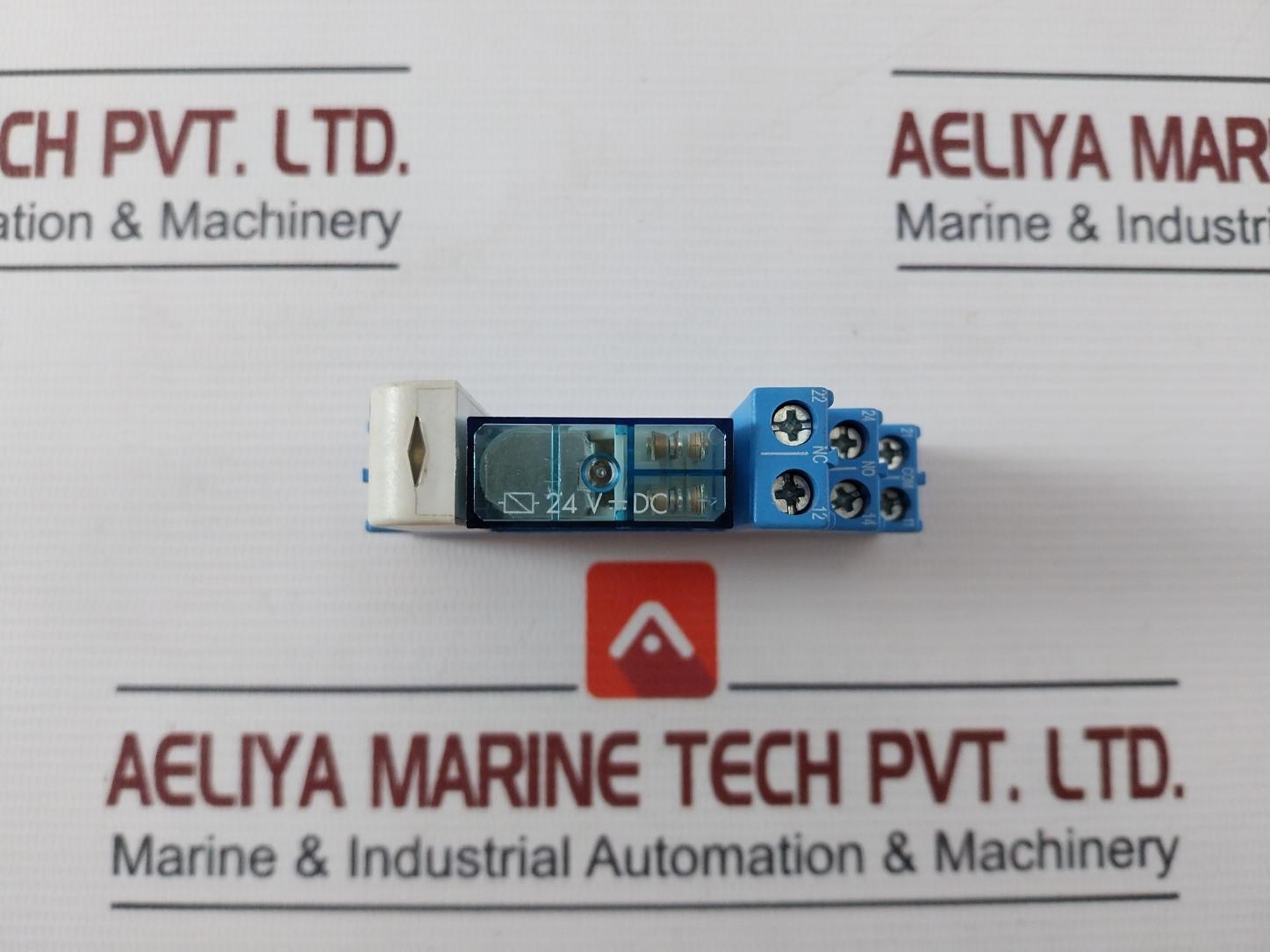 Finder 95.05 Relay With Socket Base 40.52 10A 250V 300V, 6-24V Dc 8A