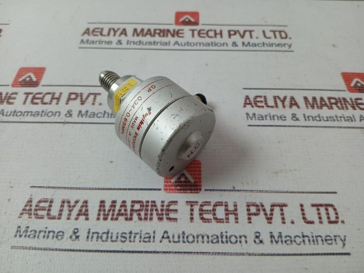 Fujikin 100083 Diaphragm Valve Type N.C. O.P. 0.34 0.69Mpa Agb6W000