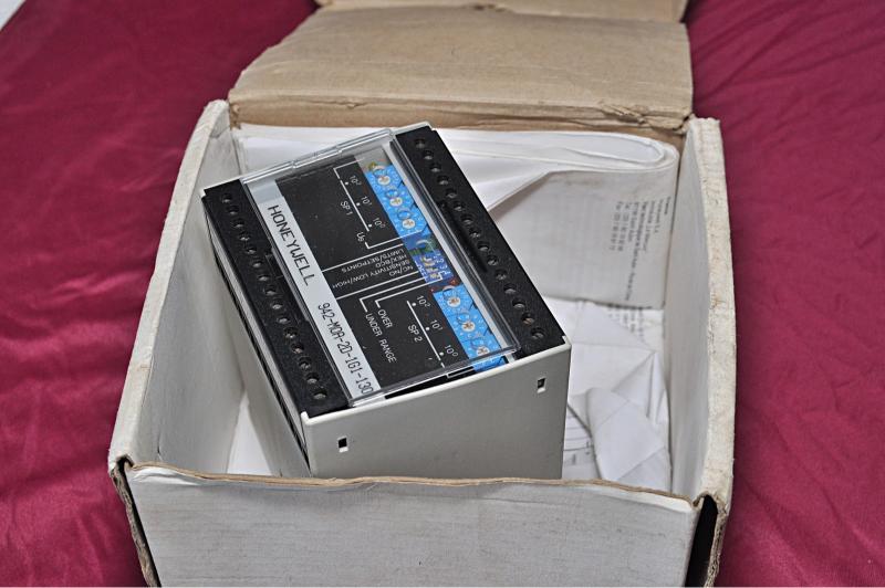 Honeywell 942-m0A-2D-1G1-130E Ultrasonic Proximity Sensor Control Module 24 Vdc