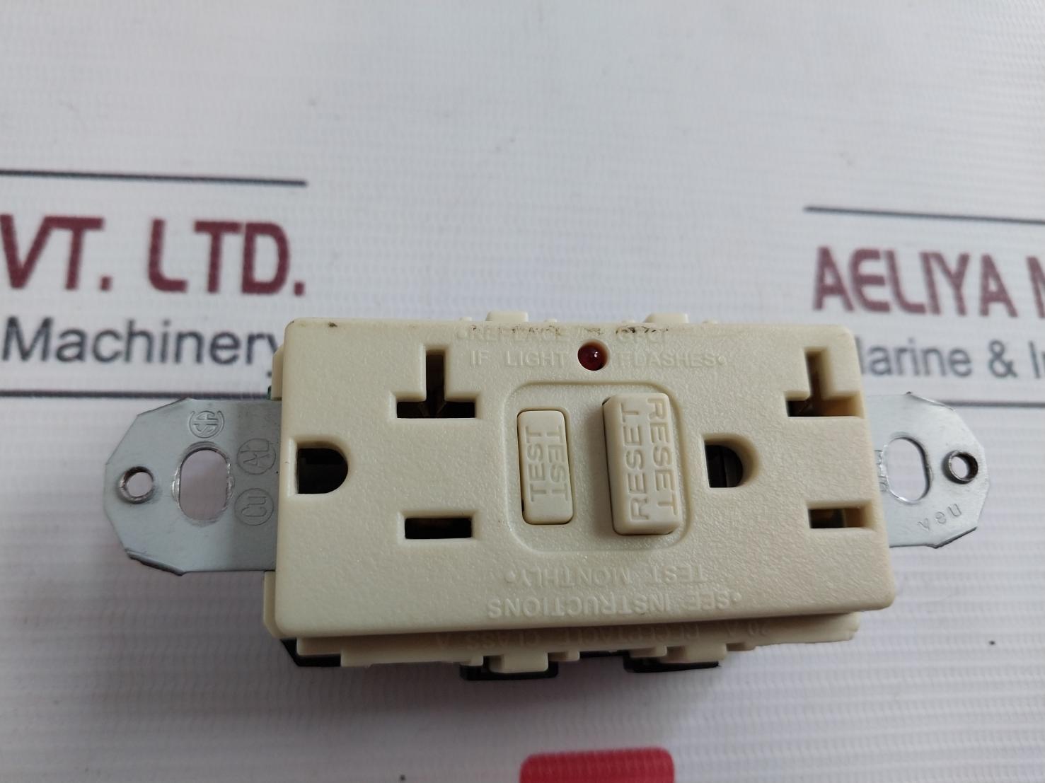 Hubbell Gf20Il Circuit Guard Ground Fault Duplex Ivory 2 Pole 20 Amp 125V 60Hz