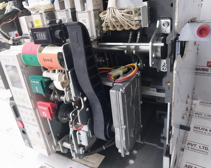 Hyundai Hgn25b3b Air Circuit Breaker 3 Pole 2500a 50/60hz 12kv 1000v