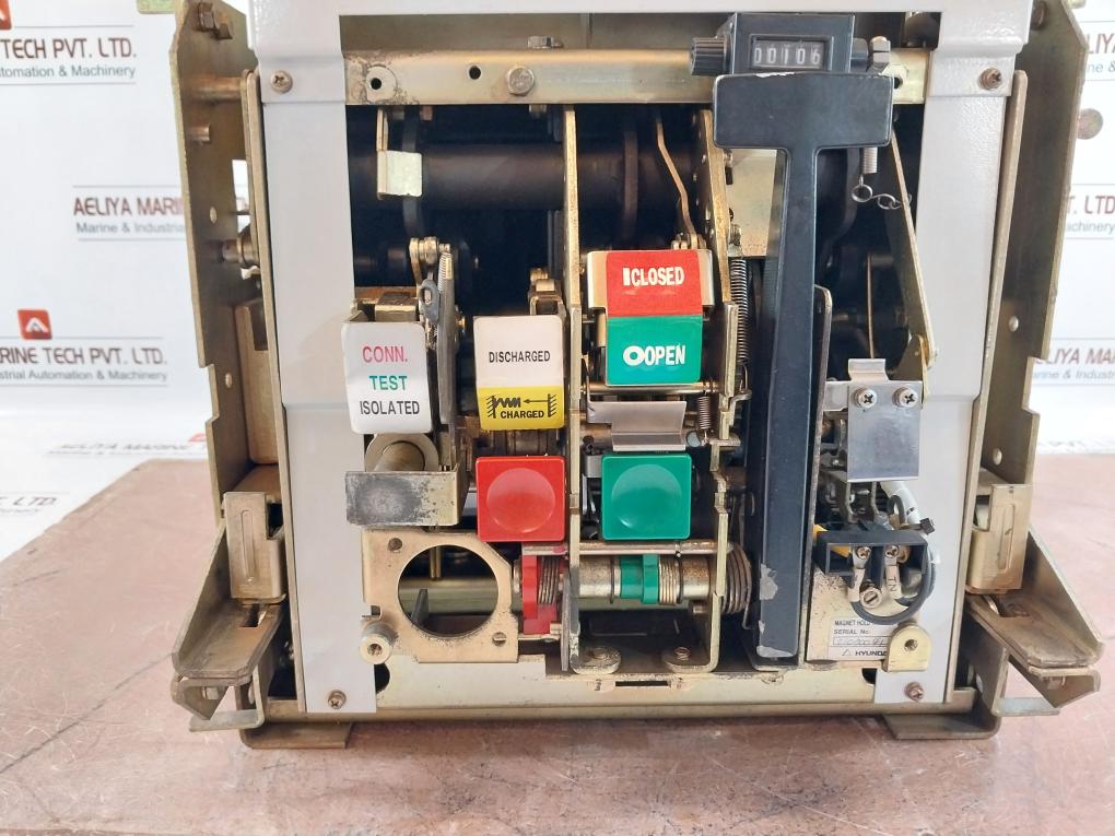 Hyundai Hat 12 3 Pole Air Circuit Breaker 660V Ac 50/60 Hz 400 A (Not Working)