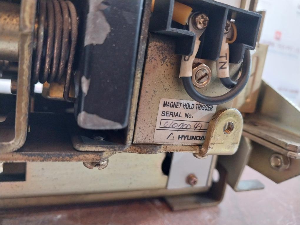 Hyundai Hat 12 3 Pole Air Circuit Breaker 660V Ac 50/60 Hz 400 A (Not Working)