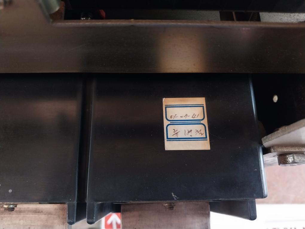 Hyundai Hat 12 3 Pole Air Circuit Breaker 660V Ac 50/60 Hz 400 A (Not Working)