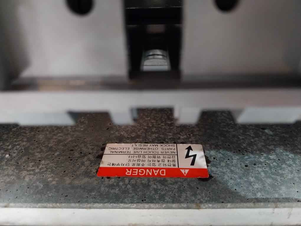 Hyundai Uan16A3B M1C1S168J Air Circuit Breaker 1000V 3-pole 50/60Hz