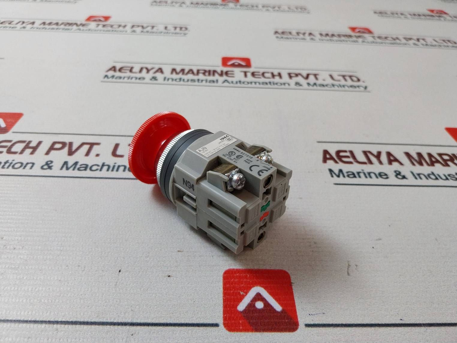 Idec Ajn311Nr-u Red Pushbutton With Contact Block 12-22 Awg 600V
