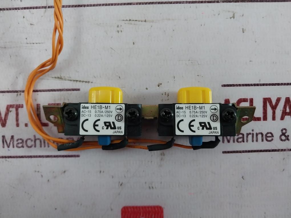 Idec He1B-m1 Enabling Switch Side Mount Ac-15 0.75A/250V Dc-13 0.22A/125V