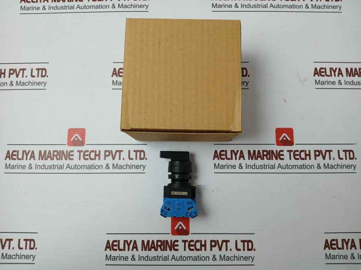 Idec Hw-g10 Selector Switch With A Contact Block Hw-cb20, 600V 10A