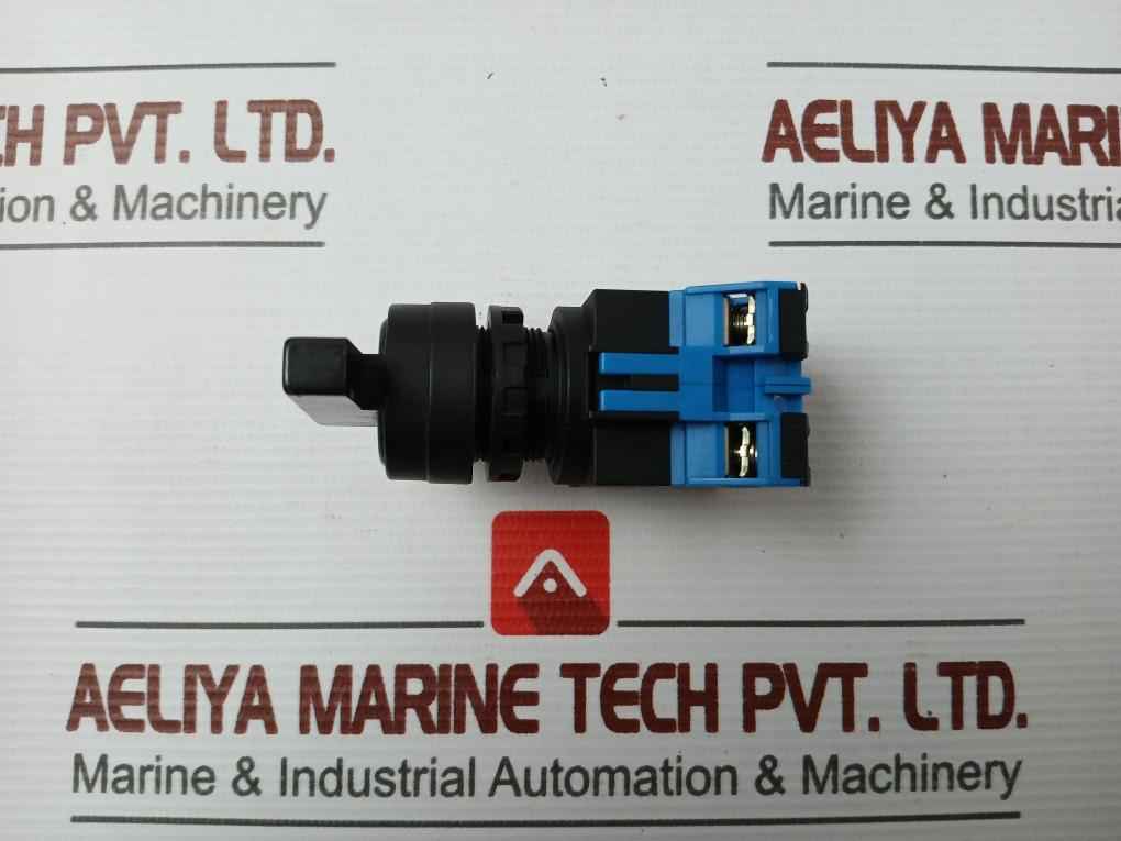 Idec Hw-g10 Selector Switch With A Contact Block Hw-cb20, 600V 10A