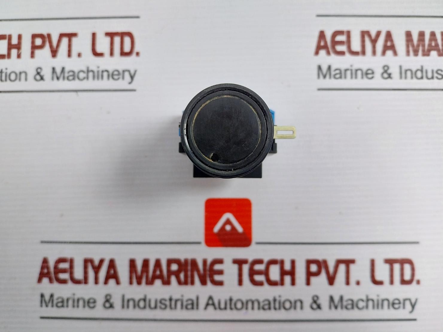 Idec Push Button Switch With Contact Block Part No: Hw-cb10, 10A 600V