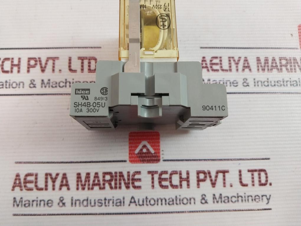 Idec Rh4B-u/Sh4B-05U Relay With Socket