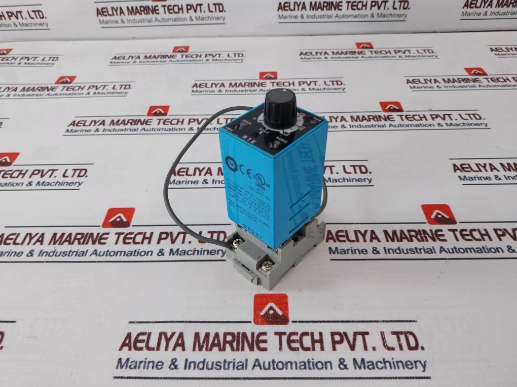 IDEC RTE-P1AD24 Electronic Timer with Socket SR2P-05
