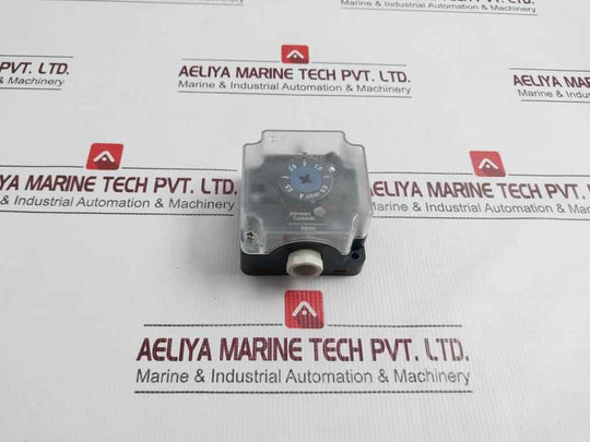 Johnson Controls P233A-4-aa Pressure Switch Max 300 Mbar 0.5-4 Mbar