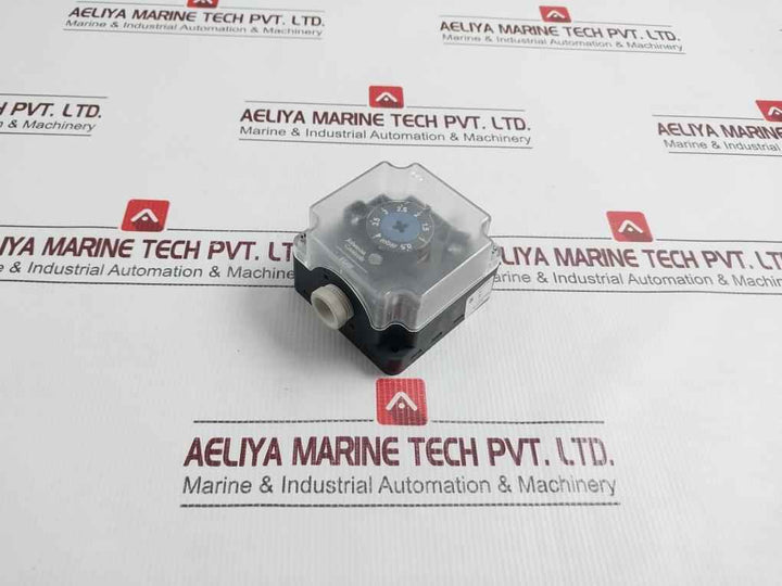 Johnson Controls P233A-4-aa Pressure Switch Max 300 Mbar 0.5-4 Mbar