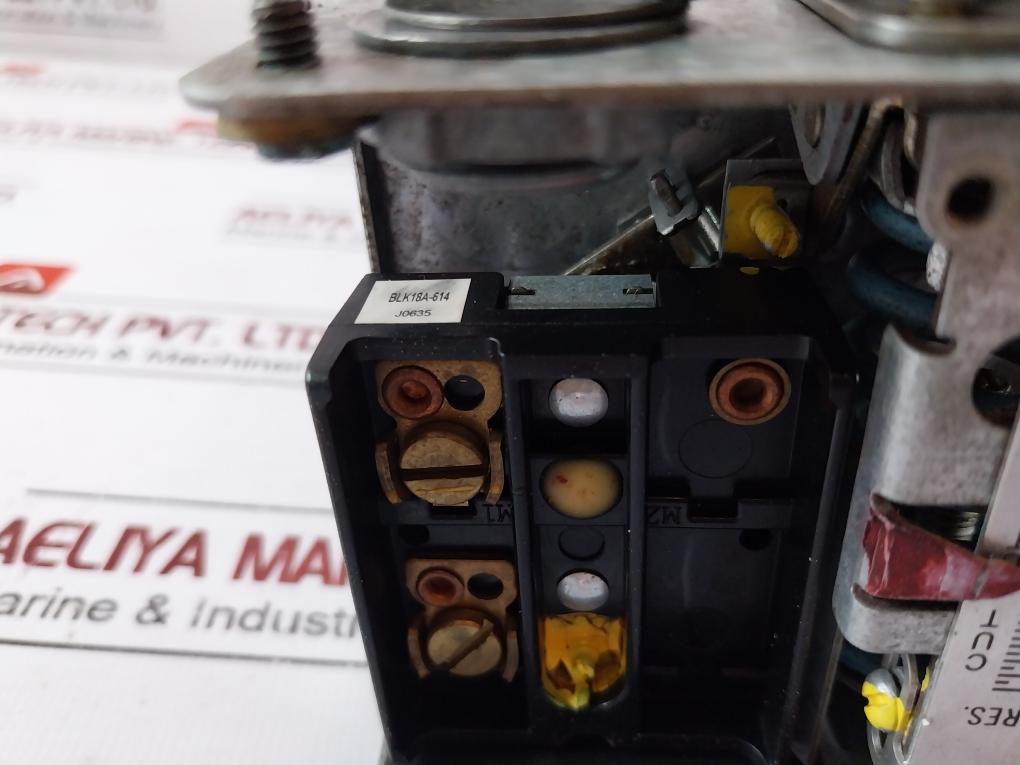 Johnson Controls P70Ca-1 Pressure Controller 125Va, 120/600Vac 57.5Va, 120/300Vdc