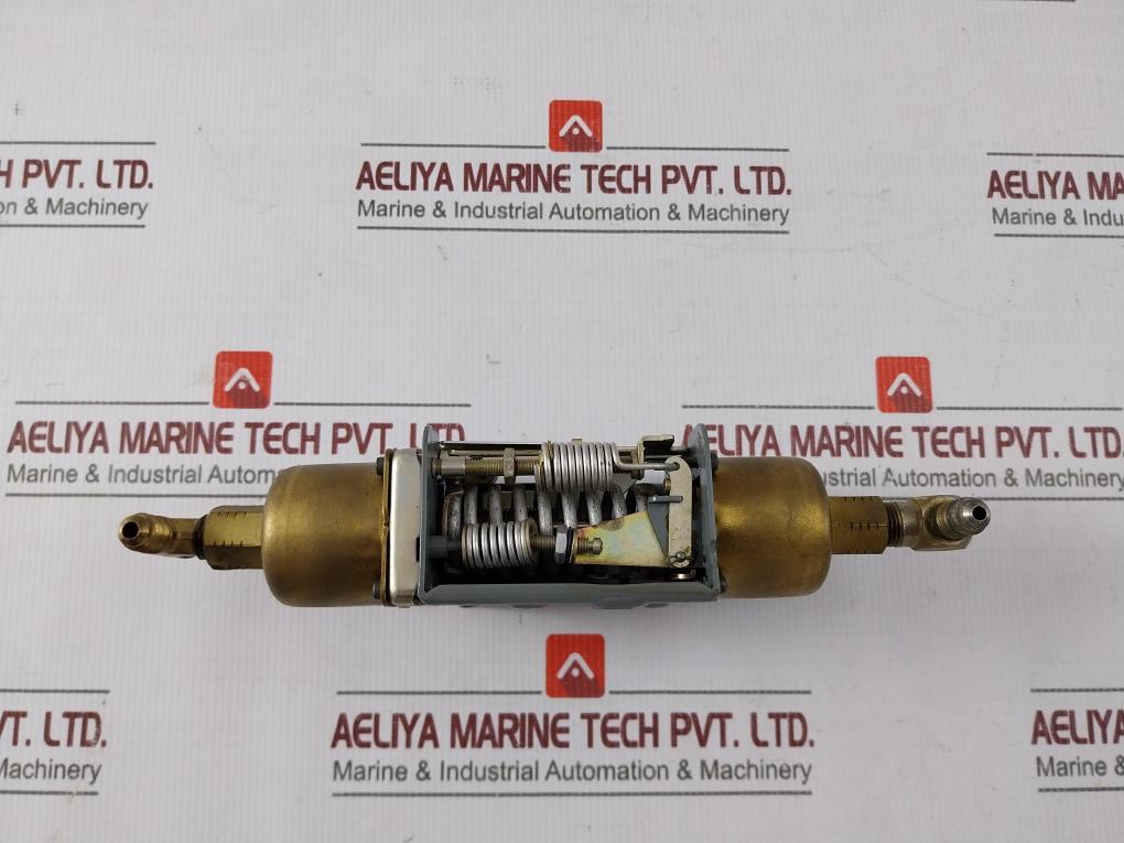 Johnson Controls P74Ba-10 Differential Pressure Control Switch 120-600 Vac