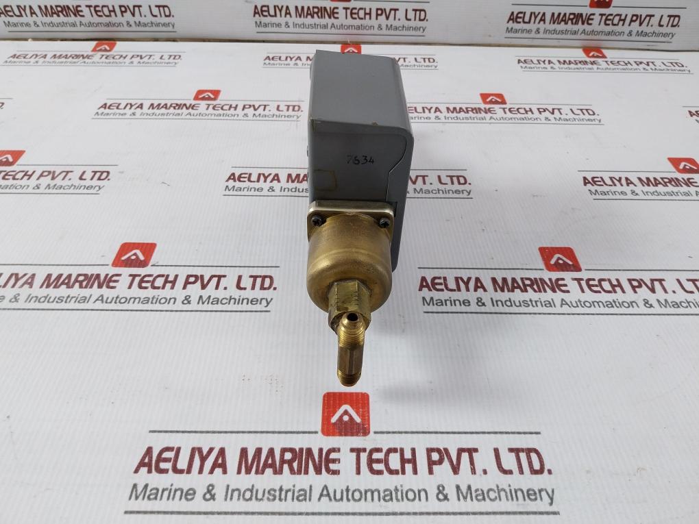 Johnson Controls P74Ba-10 Differential Pressure Control Switch 120-600 Vac