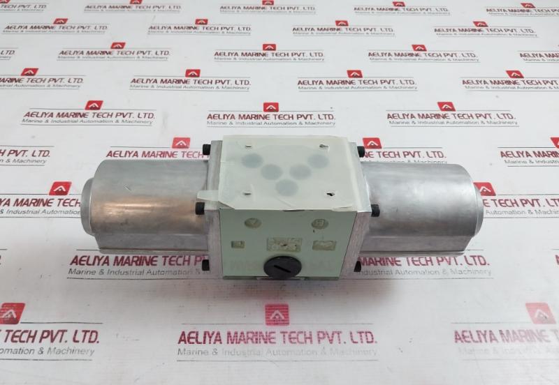 Kawasaki De10P-10-207-dd24Al-l75 Solenoid Valve 07Y3685 Dc24V