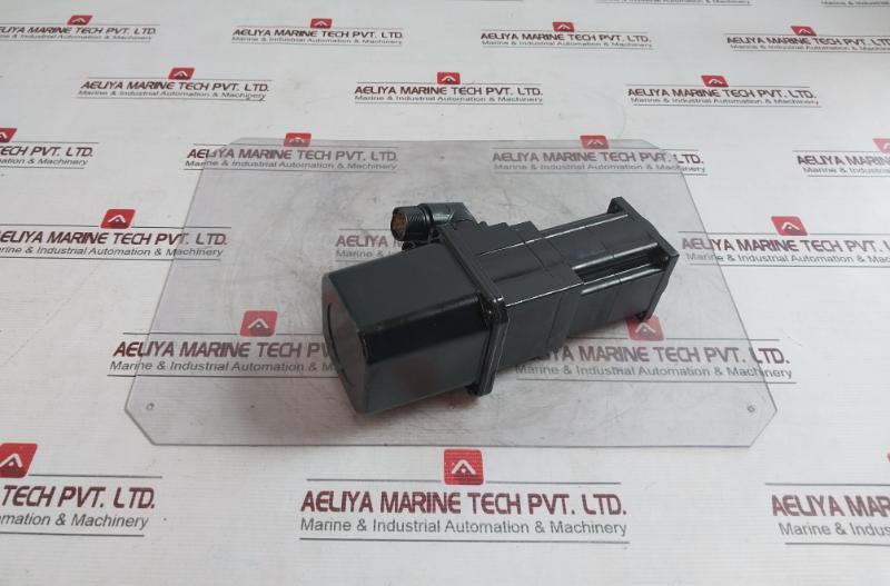 Lenze Mcs 06C41-srmb0-b11N-st5S00N-r0Su Servo Motor Ip54 225V 270Hz 5.4A 0.25Kw