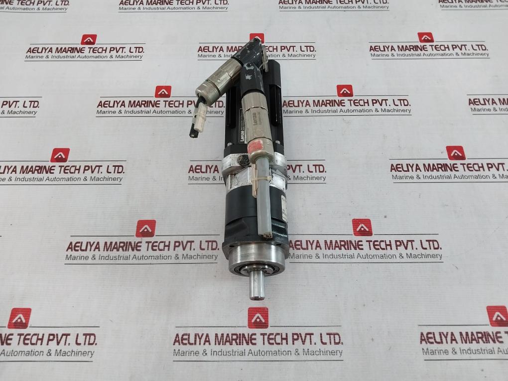 Lenze Mdsksrs036-13 Servo Motor Mprn 00 Ip64 0,9A 245V 4000 Min-1 200Hz 0,25Kw