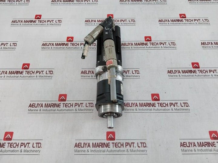 Lenze Mdsksrs036-13 Servo Motor Mprn 00 Ip64 0,9A 245V 4000 Min-1 200Hz 0,25Kw