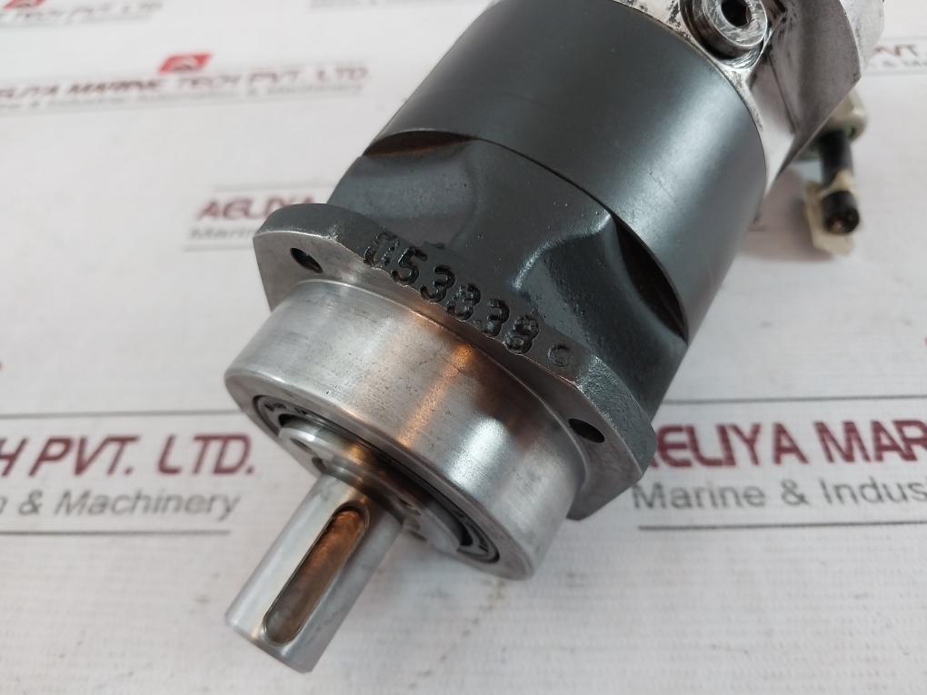 Lenze Mdsksrs036-13 Servo Motor Mprn 00 Ip64 0,9A 245V 4000 Min-1 200Hz 0,25Kw